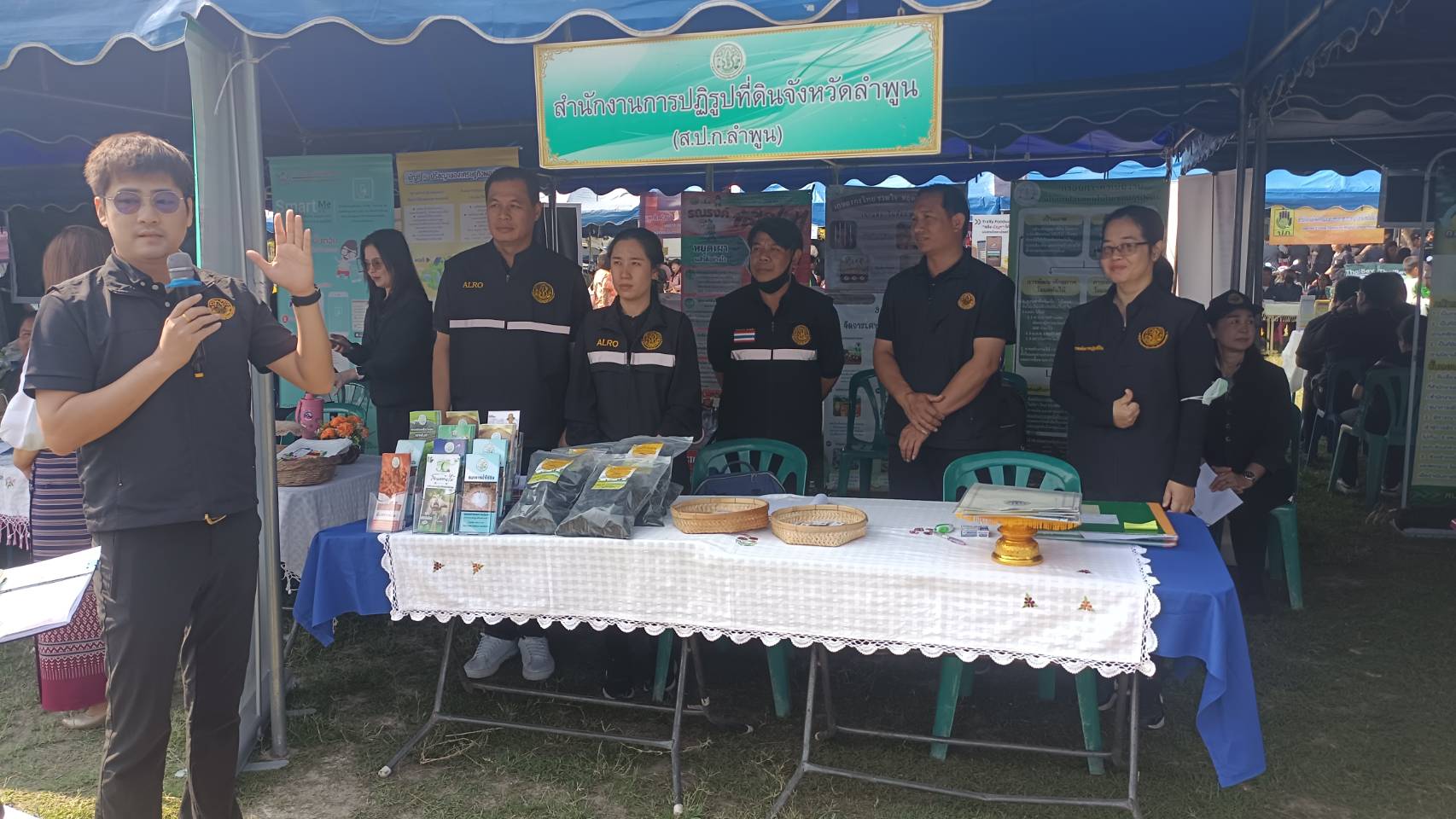 title - นางปรารถนา ชัยญานะ ปฏิรูปที่ดินจังหวัดลำพูน พร้อมด้วยเจ้าหน้าที่ส.ป.ก.ลำพูน ร่วมจัดกิจกรรม “หน่วยบำบัดทุกข์ บำรุงสุข จังหวัดลำพูนเคลื่อนที่